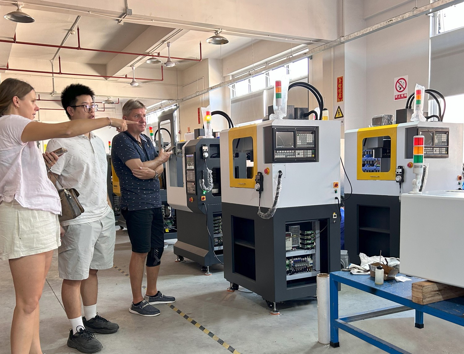 捷克客户莅临育菁装备考察桌面级加工中心，深化技术交流合作